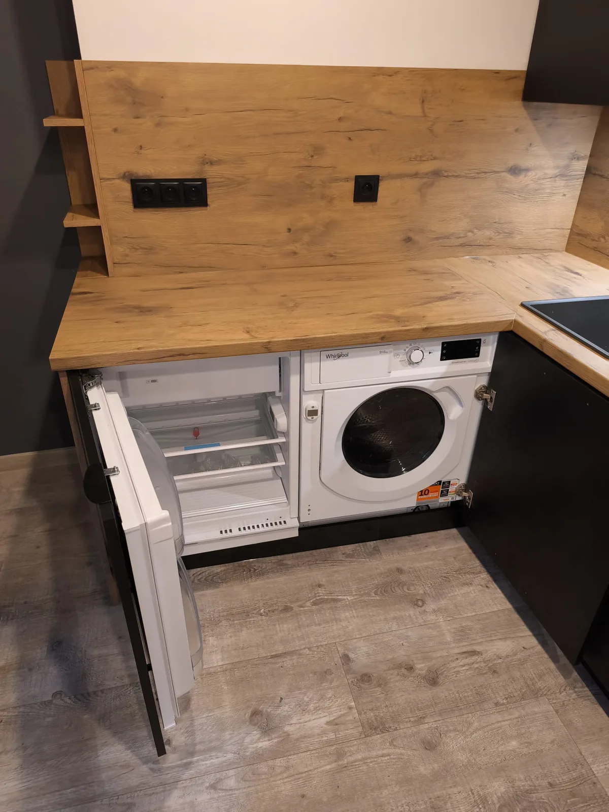 Küchenschrank mit eingebauter Waschmaschine und ausziehbarem Cargo