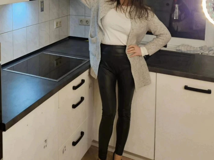 Koyu tezgahlı ve siyah kulplu krem mutfak