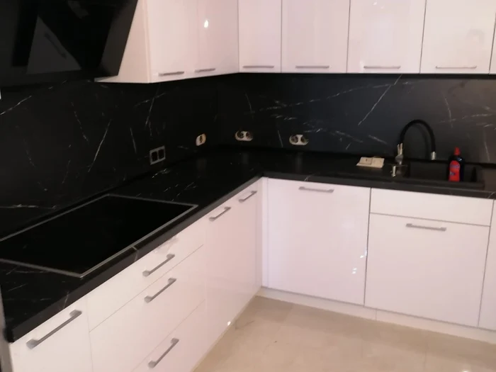 Siyah mermer görünümlü tezgahlı beyaz köşe mutfak